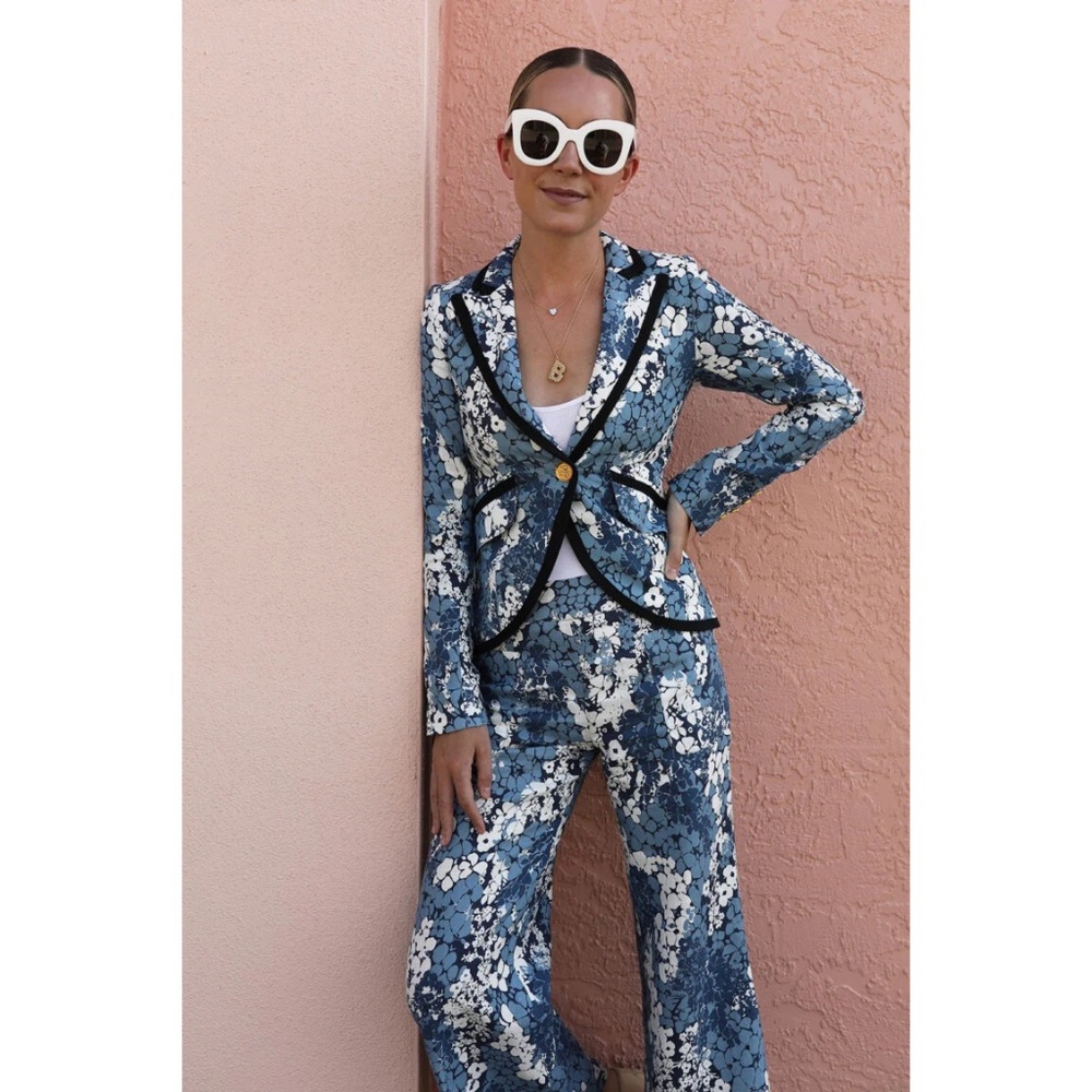 Smythe Blue Floral Linen Suit, size 4 (fits size 2)
